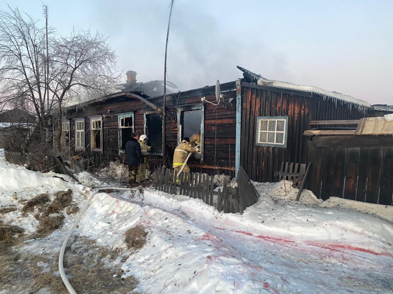 При тушении пожара в Ларьковке обнаружены тела бабушки и внучки. Следственный комитет проводит проверку