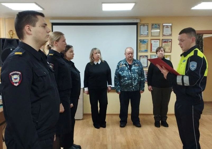 «В ваших руках судьбы и безопасность граждан». Пять сотрудников полиции Серова приняли присягу