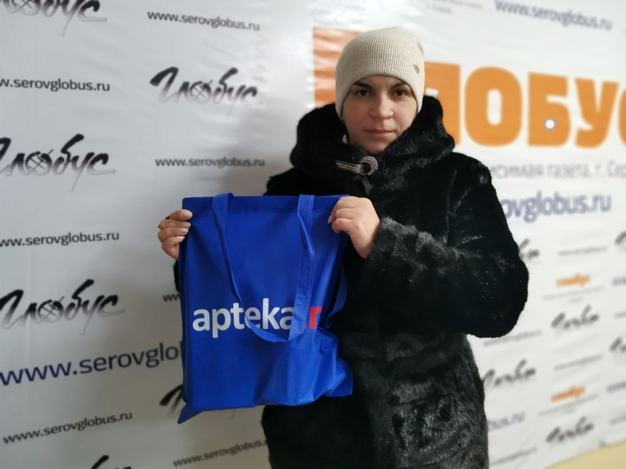 Победительница розыгрыша «Глобуса» получила подарок от Apteka.ru