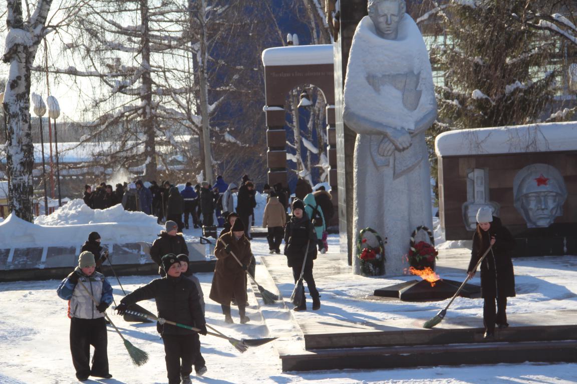 Школьники, студенты и общественники убрали снег на мемориалах “Колокол” и "Вечный огонь"