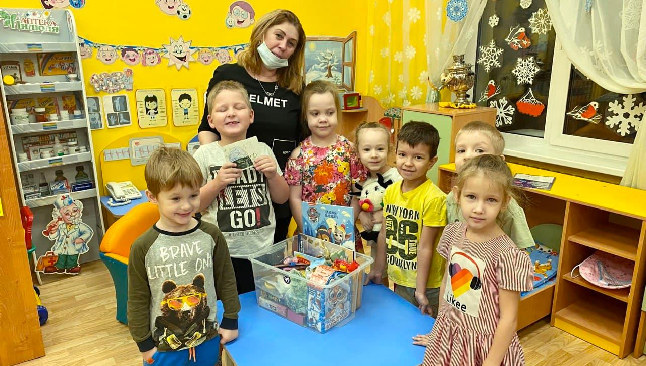 Дошколята из Серова собирали новогодние подарки для воспитанников социально-реабилитационного центра "Надежда"
