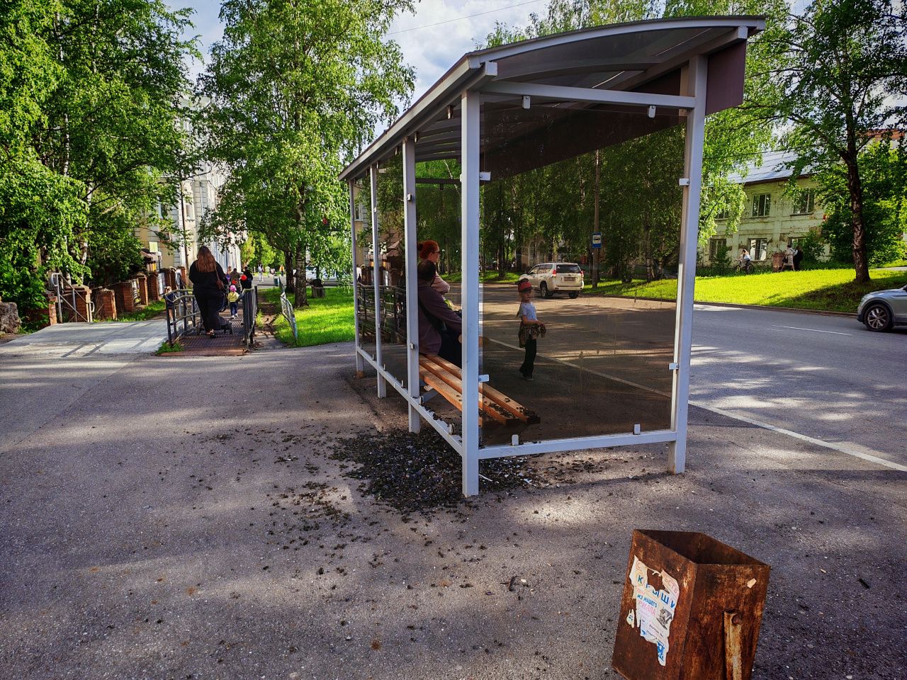 В Серове разбили стеклянную стену на очередной автобусной остановке