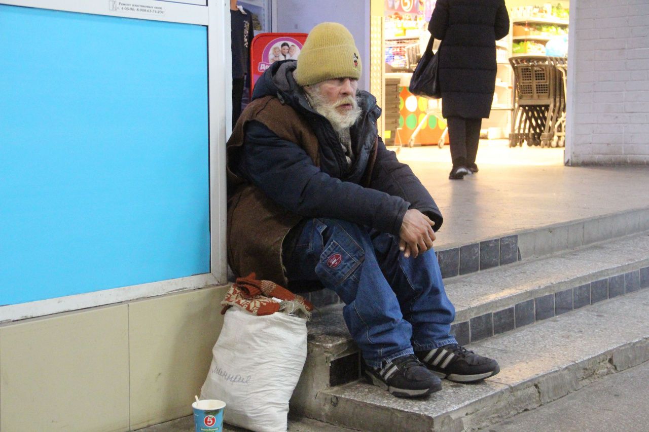 “Один дед кошмарит полгорода”. Предприниматели жалуются на БОМЖа Павла и хотят ему помочь