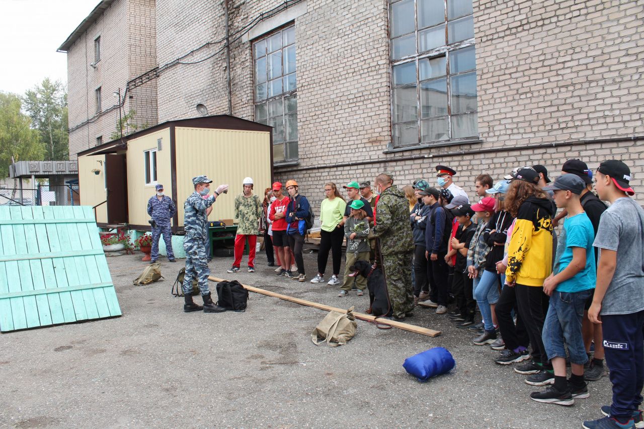 Для воспитанников военно-патриотических клубов «Молодая Гвардия» и «Монолит» организовали экскурсию в отдел полиции Серова