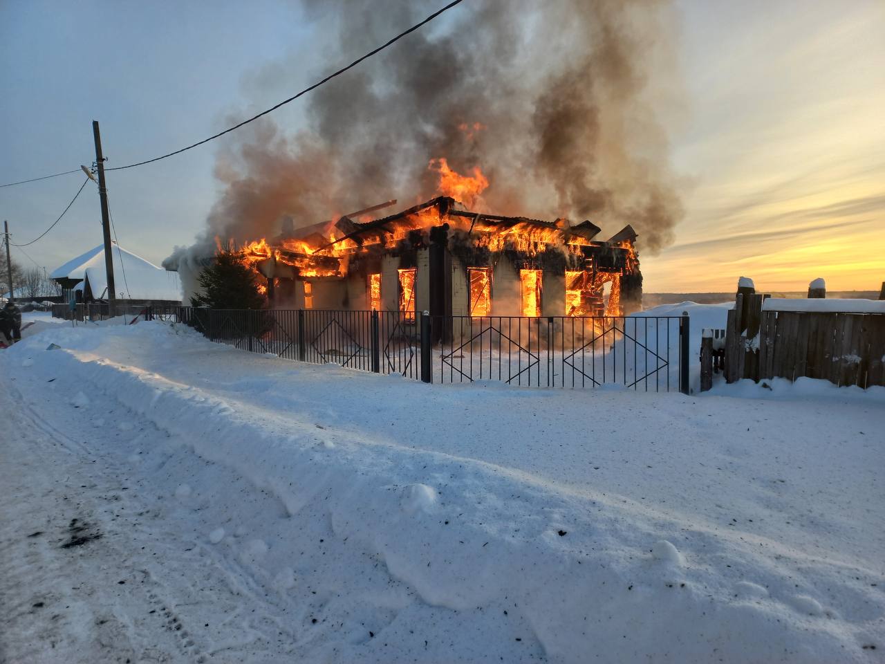 Дознаватели назвали причину пожара в клубе деревни Семенова