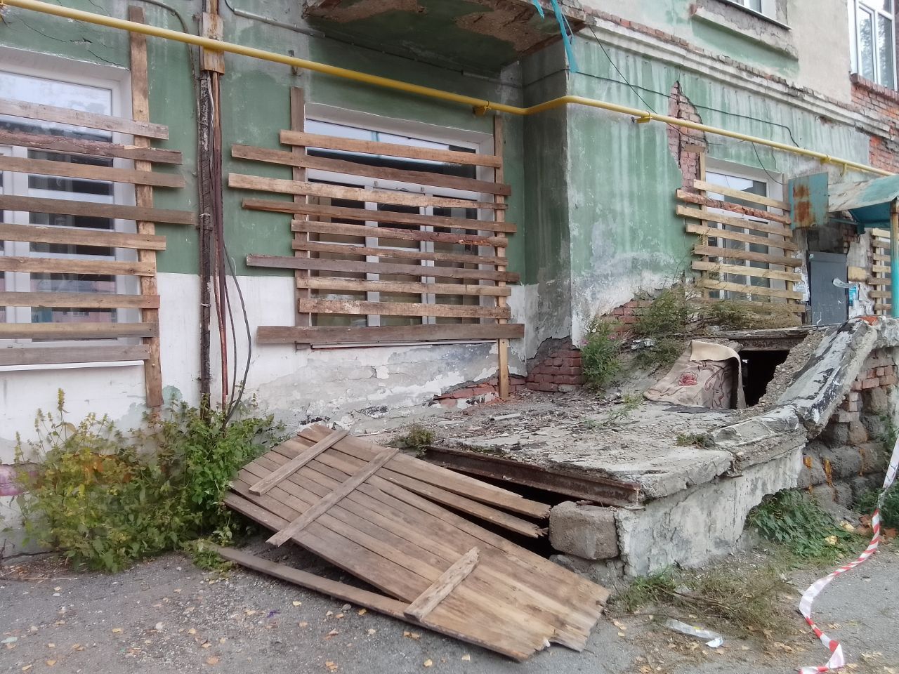 В аварийном доме Серова по улице Февральской Революции заколотили окна