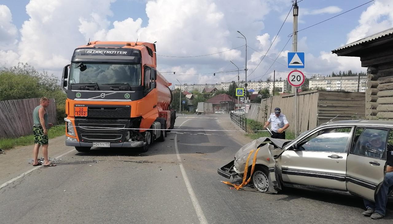 Пожилой водитель по пути из больницы уснул за рулем и столкнулся с  бензовозом, ехавшим в Серов из Перми | Происшествия | СеровГлобус.ру