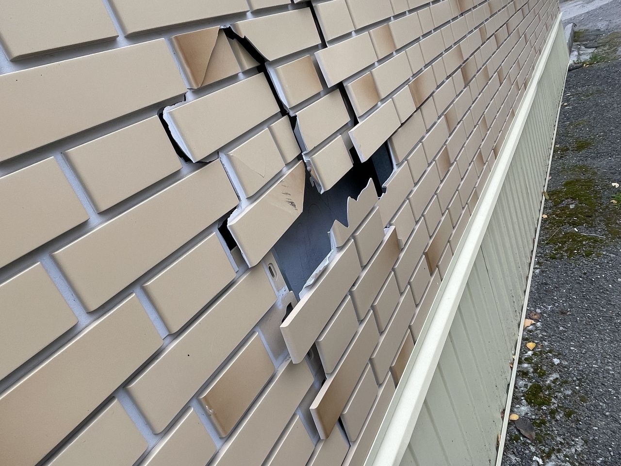 Из-за сломанного фасада кинотеатра “Родина” полиция Серова проводит проверку