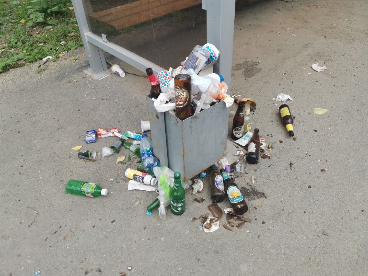 В Серове на автобусной остановке копится мусор