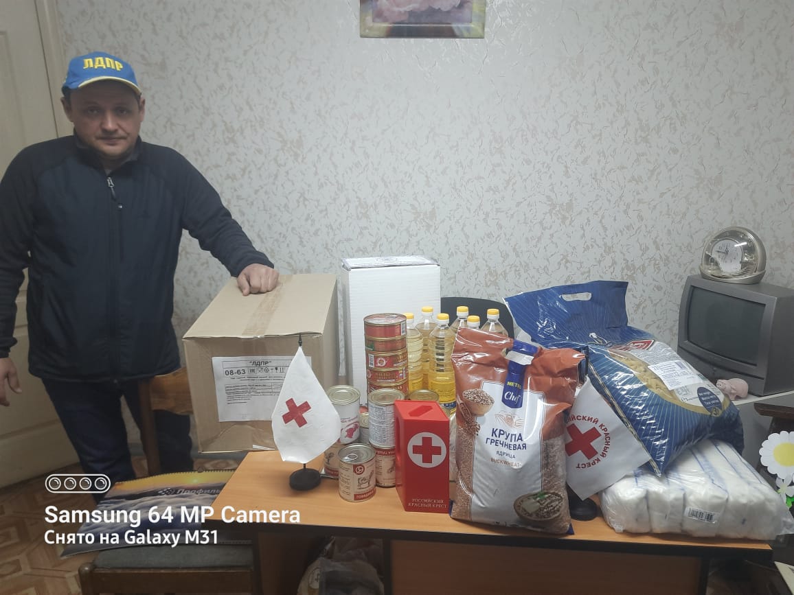 Сосьвинский депутат передал в Красный Крест Серова гуманитарную помощь для беженцев с Донбасса