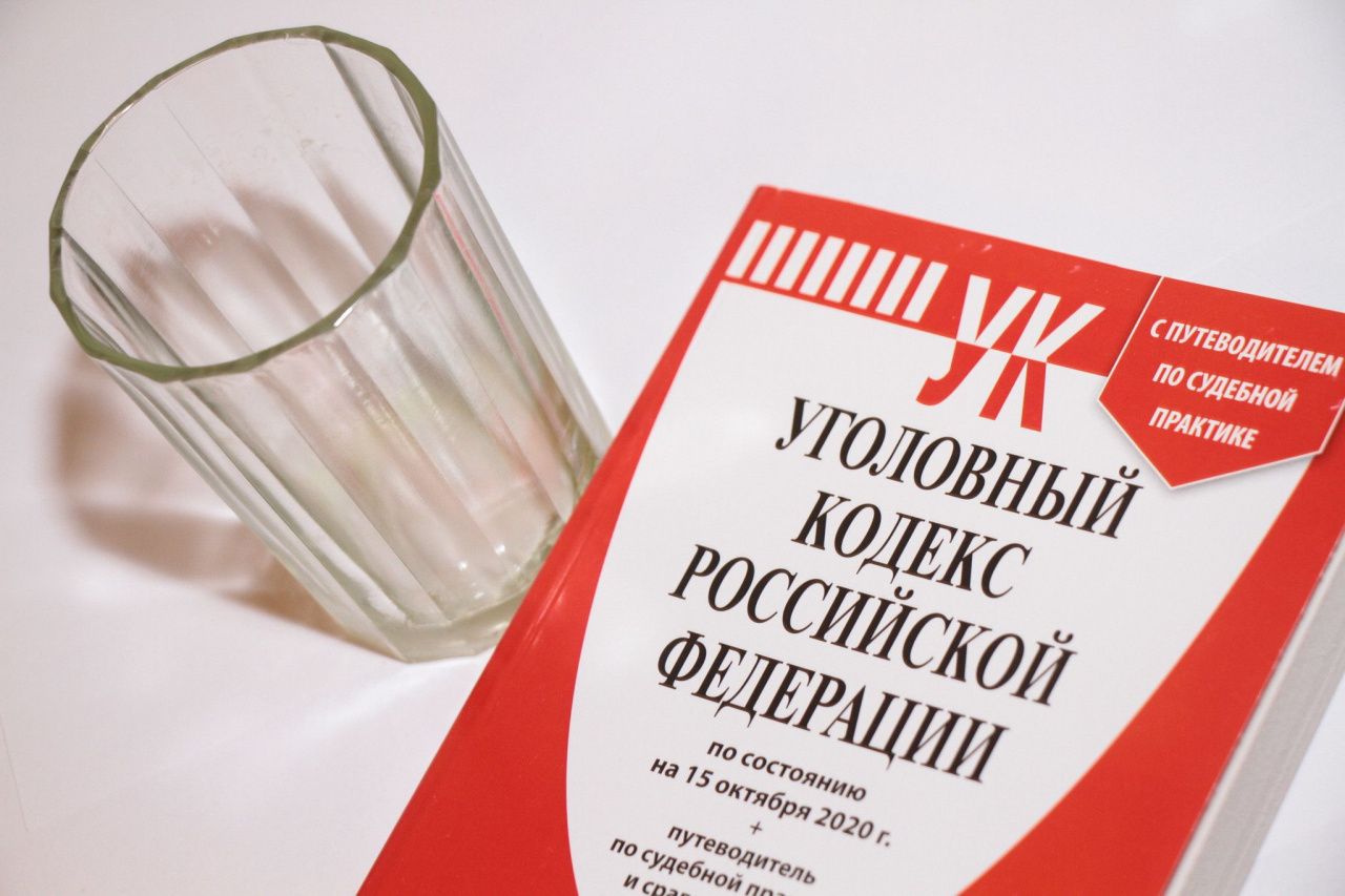Следственный комитет приостановил уголовное дело об отравлении троих жителей Красноглинного алкоголем
