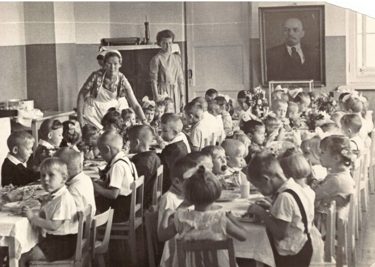 Музей просит серовчан поделиться информацией по архивным снимкам из детского сада