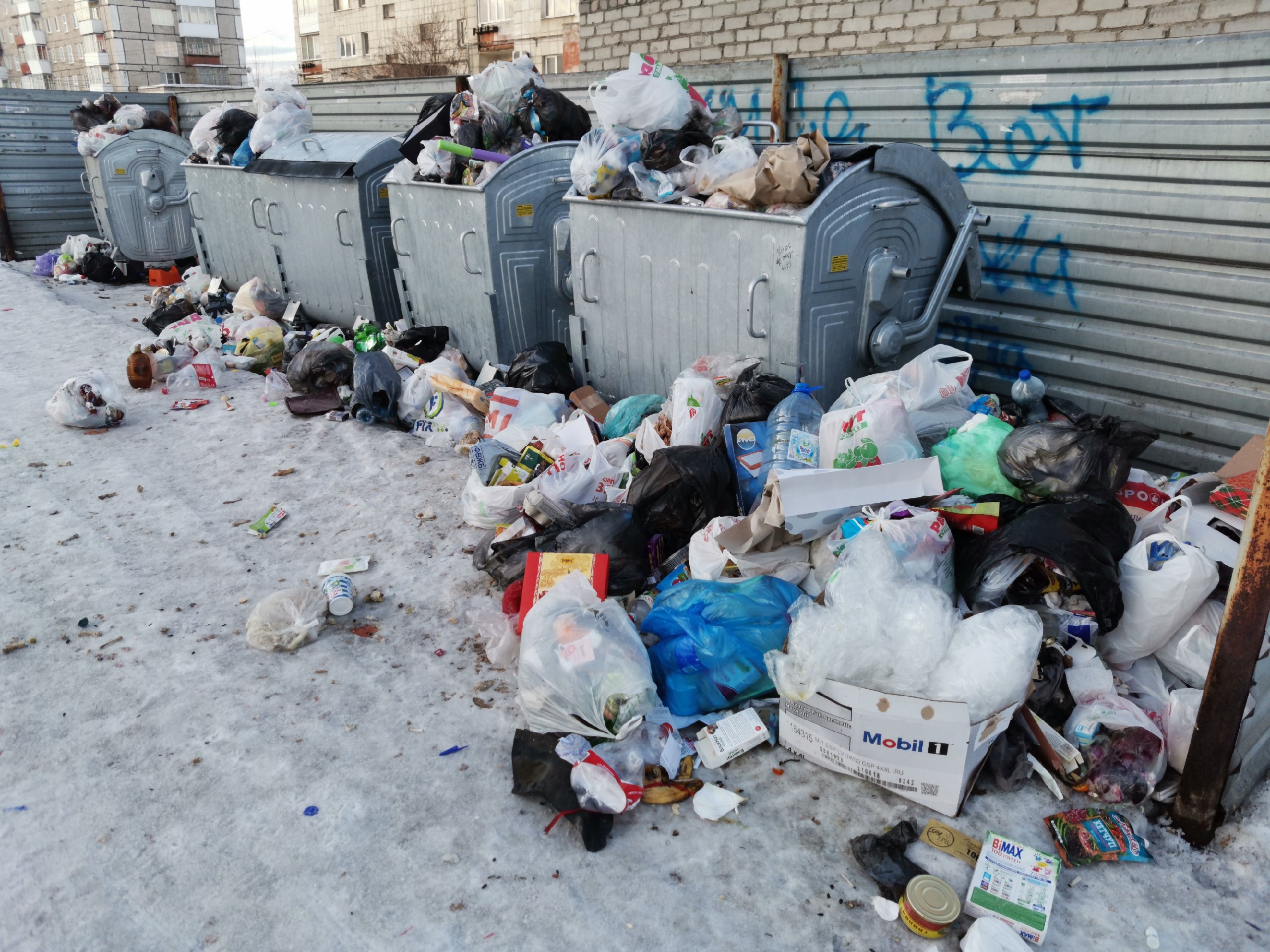 С контейнерных площадок Серова, где установили евроконтейнеры, не вывозят мусор