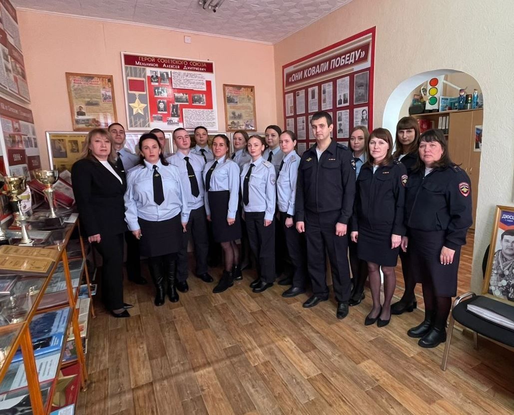 Десять молодых сотрудников полиции Серова приняли присягу 