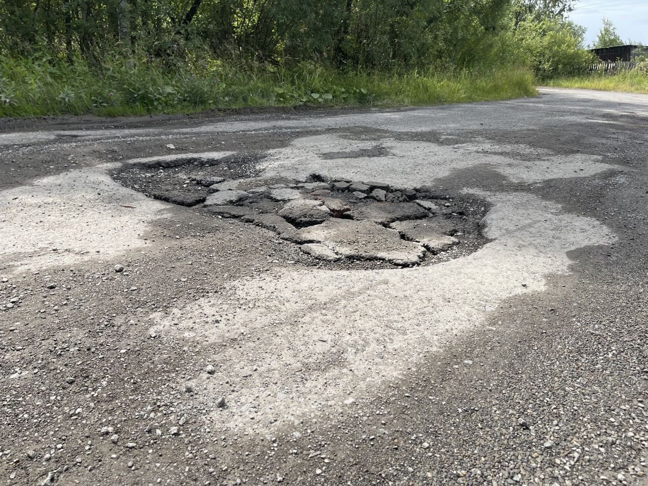 Разбитую дорогу в Завокзальном кто-то “залатал” старым асфальтом
