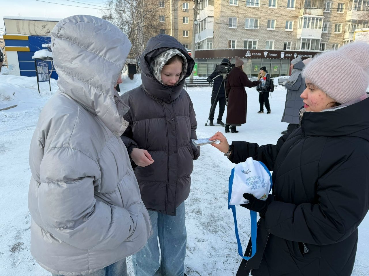 Серовские школьники раздали прохожим хлеб и рассказали о блокаде Ленинграда