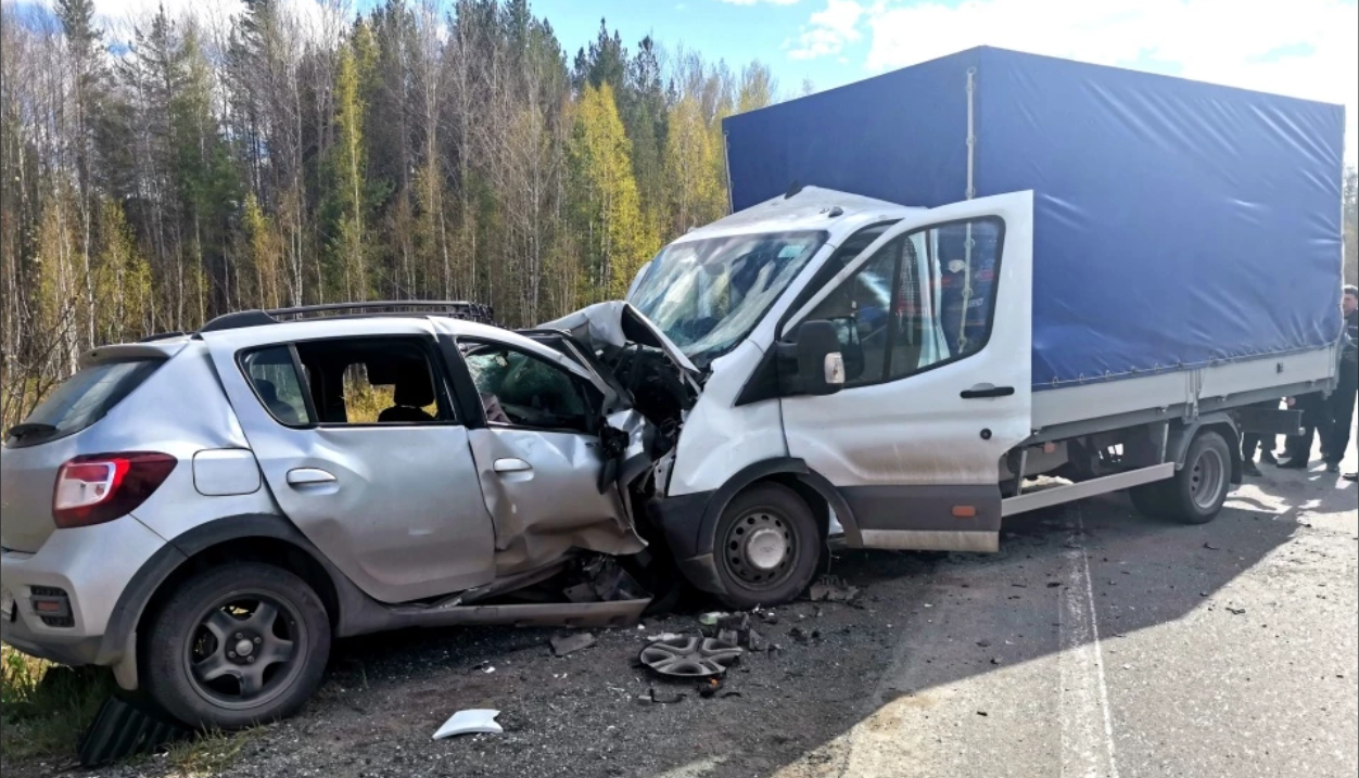 На Серовском тракте автомобиль Renault Sandero столкнулся с грузовичком. Водитель легковушки погиб