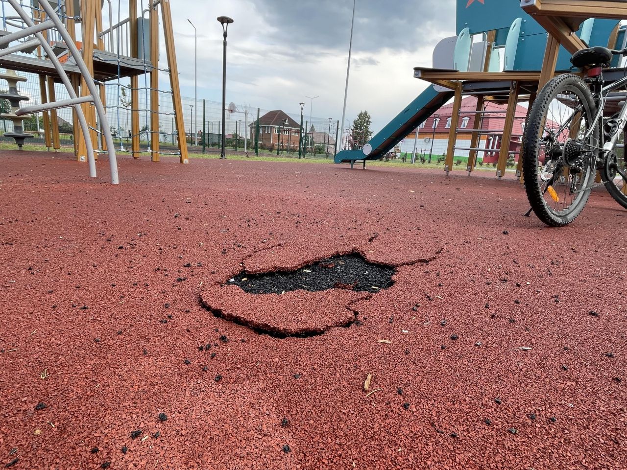 На площадке в сквере по Циолковского уже порвалось резиновое покрытие. Хулиганы или плохое качество?