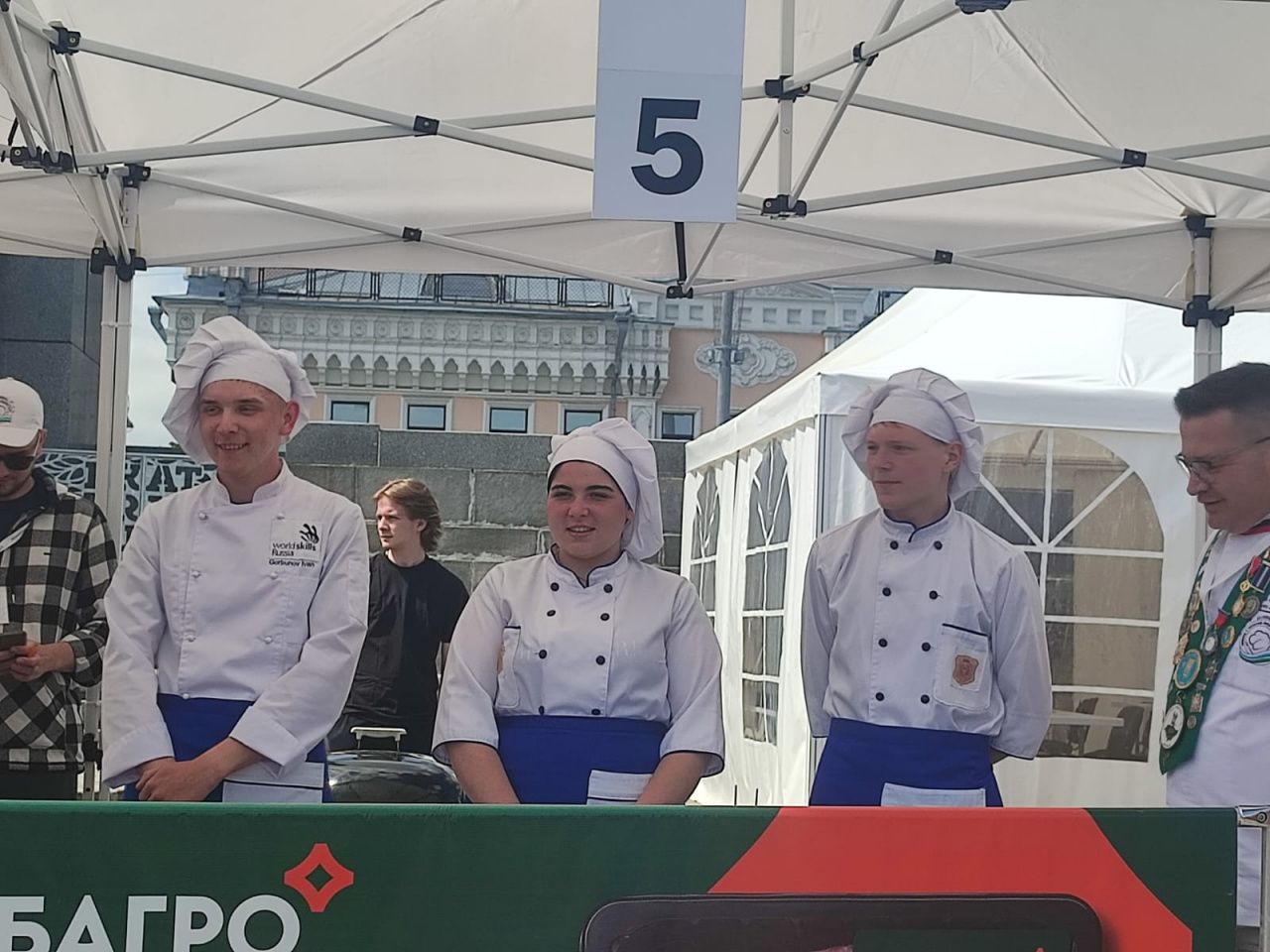 На фестивале барбекю серовские студентки победили в номинации "Лучший официант Екатеринбурга"