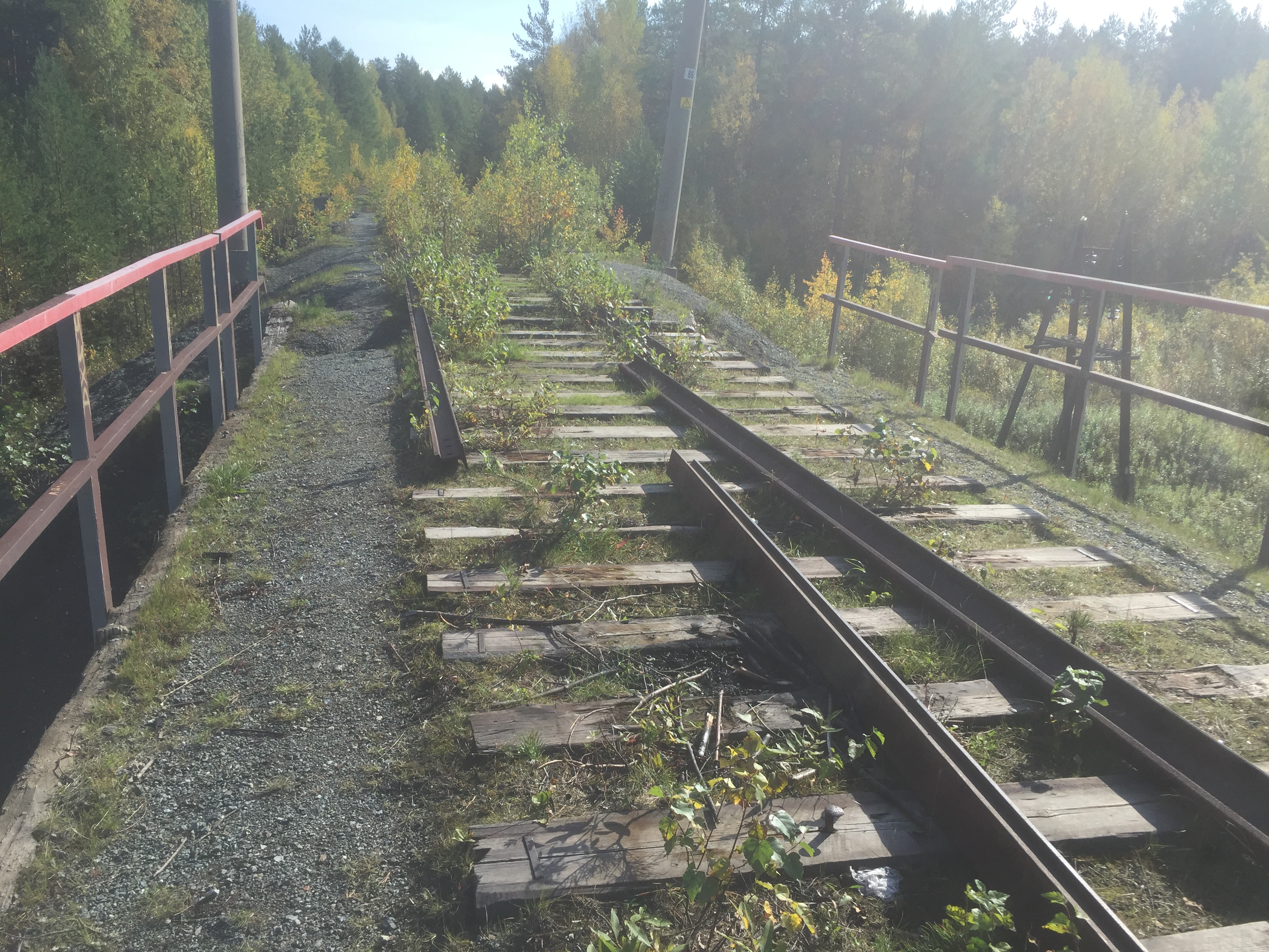 По представлению Серовского транспортного прокурора железнодорожники демонтировали путь с заброшенного моста