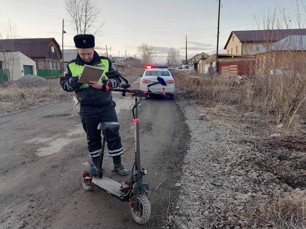 В Серове пьяный самокатчик без прав попал в ДТП и сломал нос. А еще пытался уйти из полиции