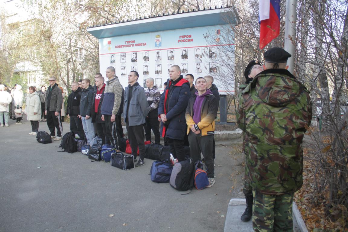 В Серове прошла первая отправка в армию новобранцев в рамках осеннего призыва 2024 года