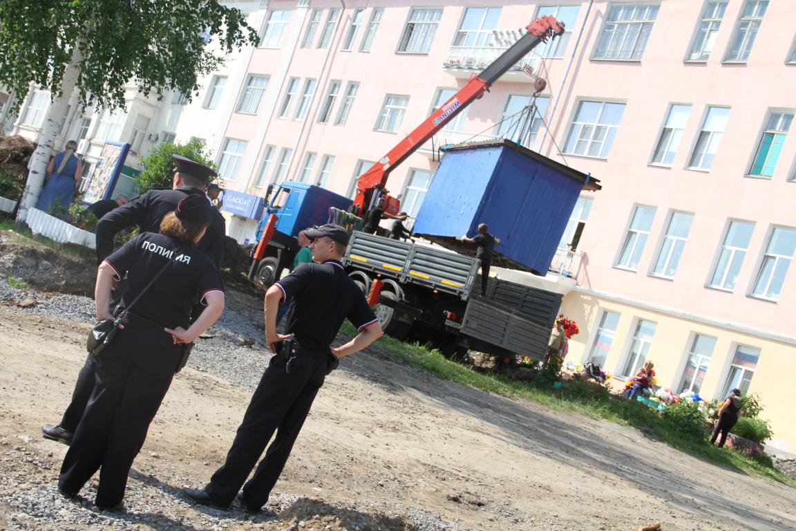 В присутствии полиции на площади Металлургов демонтировали киоски серовчанки Татьяны Борисовой
