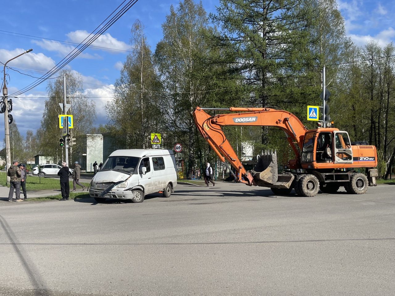 На перекрестке в Серове столкнулись экскаватор и "ГАЗель"