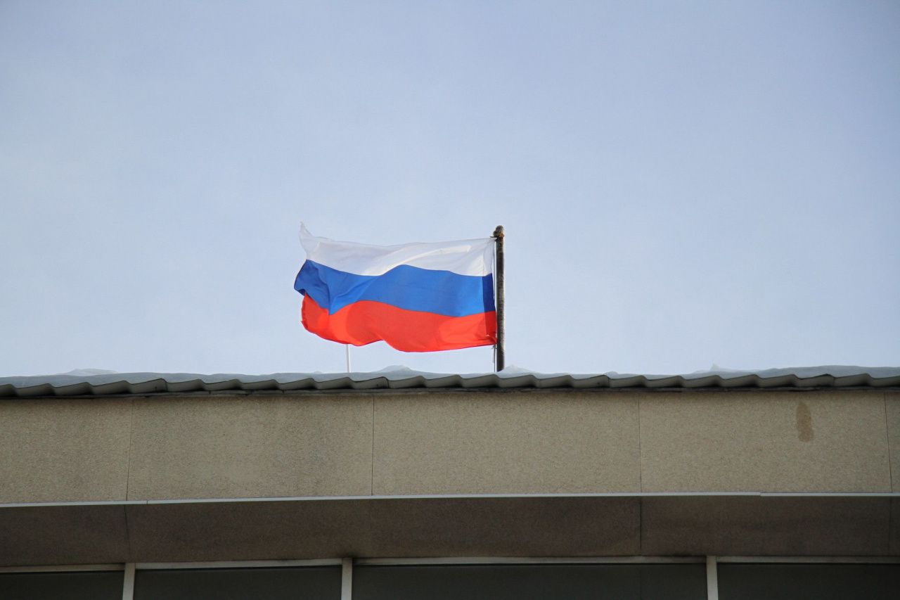 Администрация Серова закупила 22 флага Российской Федерации