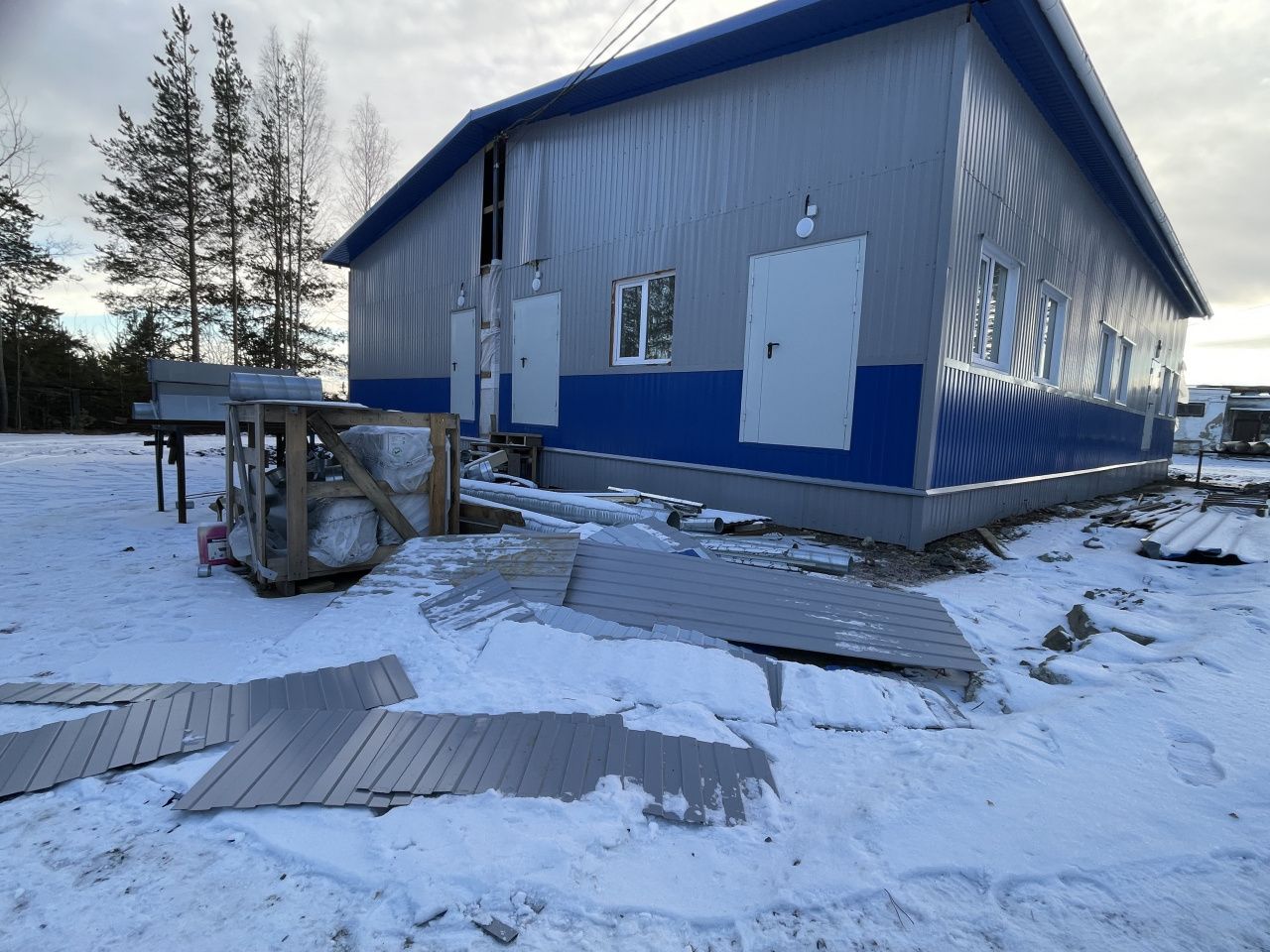 “Профукали вспышку погодную”. У недостроенного морга в Серове ветром сломало часть фасада