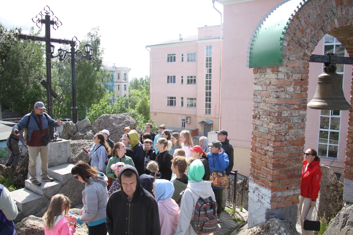 Физкультура с историей. В Серове прошла физкультурно-интерактивная акция “10 тысяч шагов к жизни”