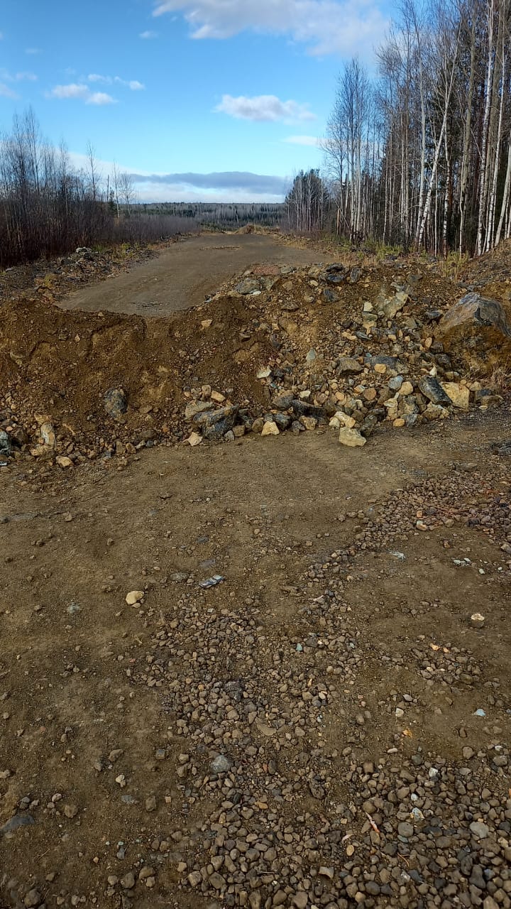 Проезд к карьеру бывшего «Серовского рудника» ограничили, но не до конца. А мусор не вывезли