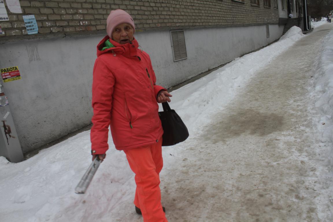 «Ну это же не дело...» Серовчанку возмущает состояние тротуаров – гололед и отсутствие посыпки