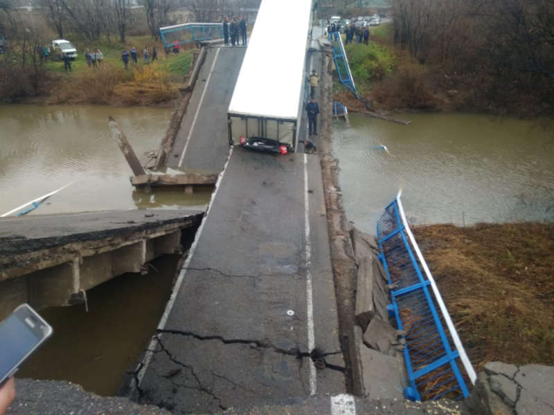 При обрушении моста в Приморье погибли женщина и ребенок