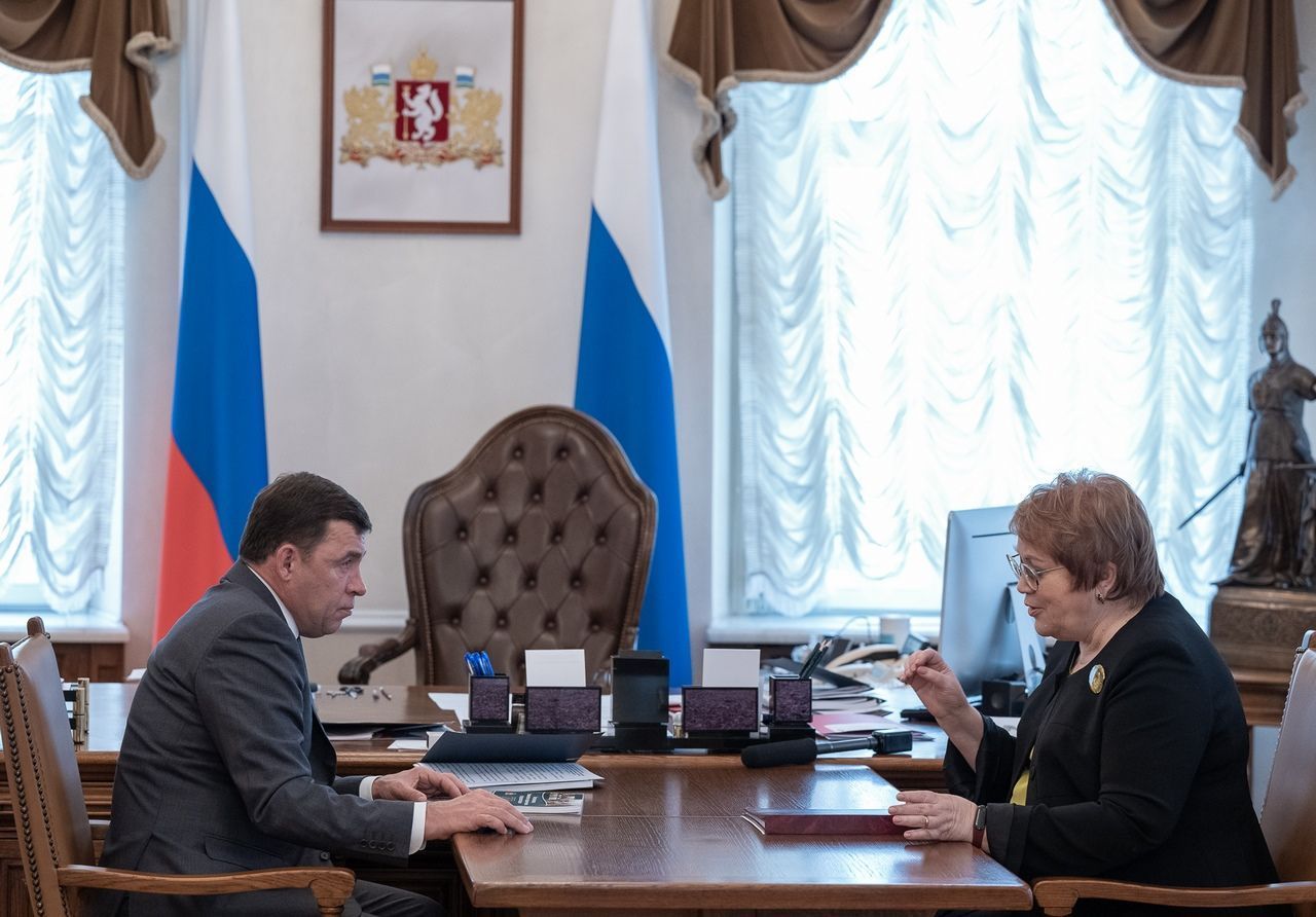 Татьяна Мерзлякова представила Евгению Куйвашеву доклад уполномоченного с итогами работы в 2022 году