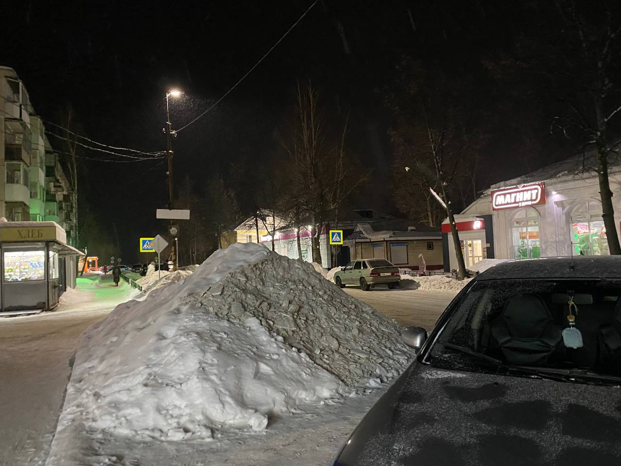 Серовчанка пожаловалась на кучи снега у выездов из дворов и на парковках – они закрывают обзор