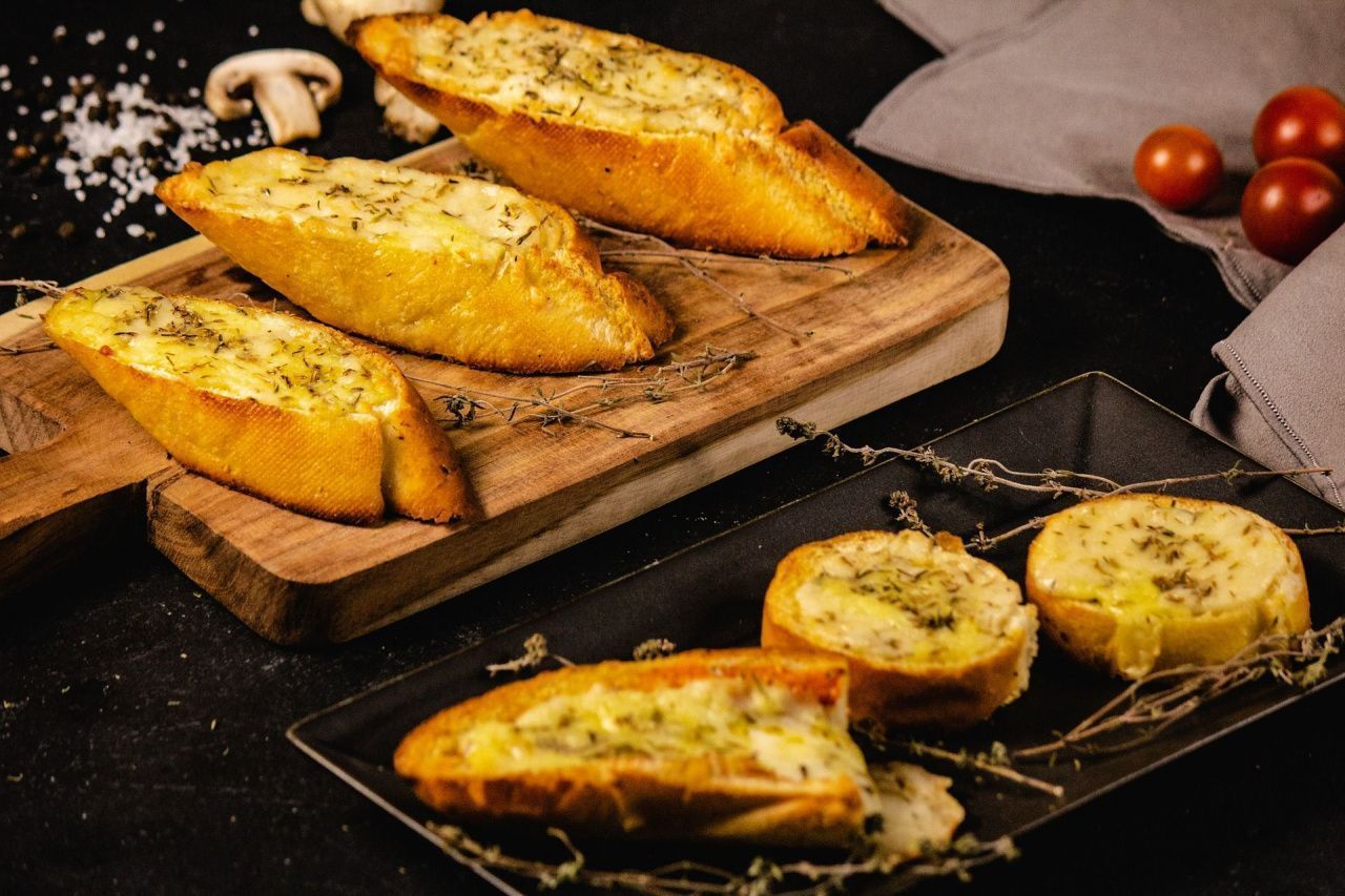 Хрустящие и ароматные: 3 рецепта вкусных гренок