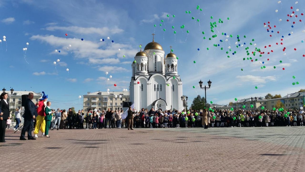 Потанцевали, поклялись и запустили шары. Юных серовчан посвятили в первоклассники