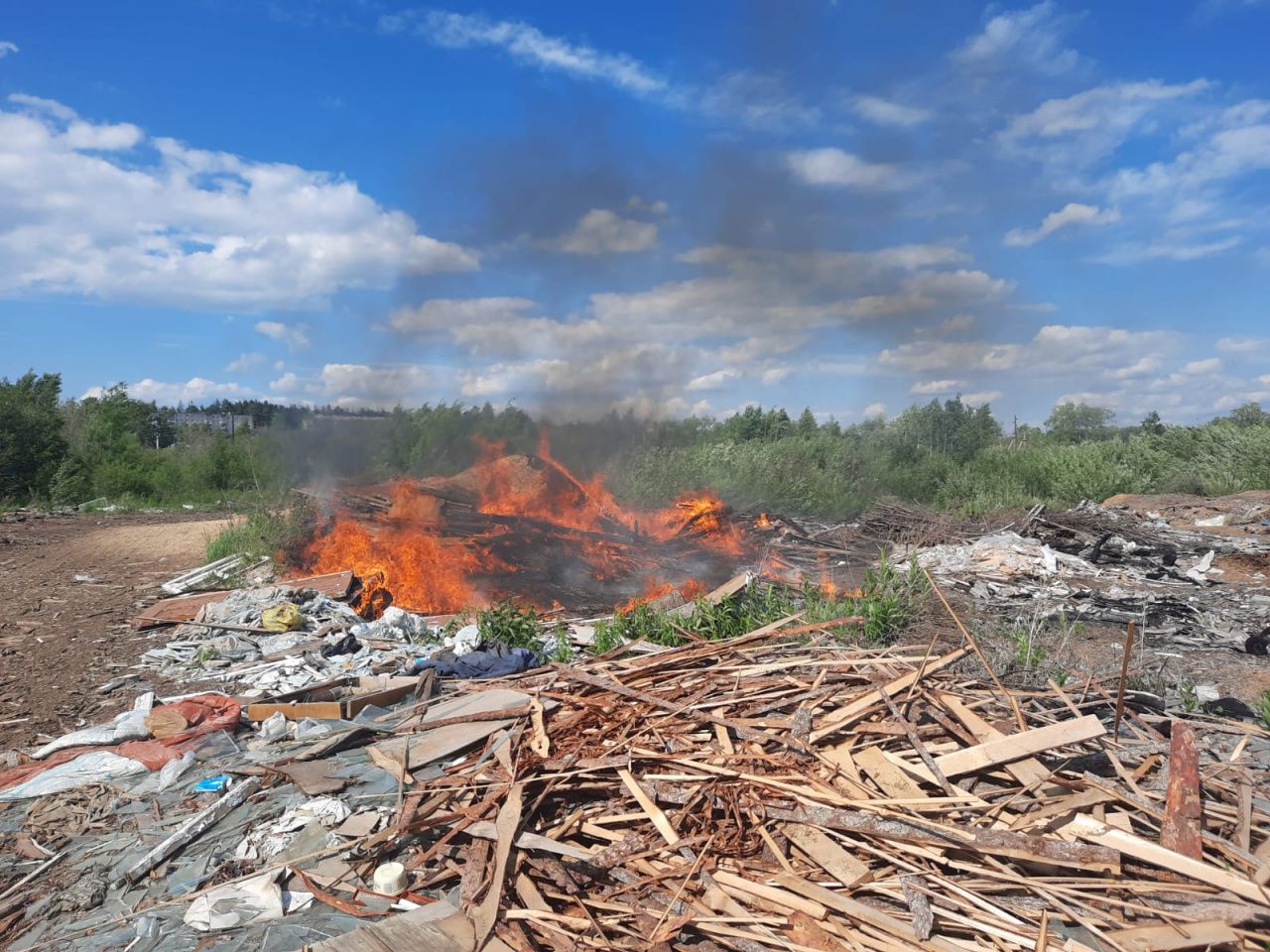 В Серове в районе Лесозавода горел мусор