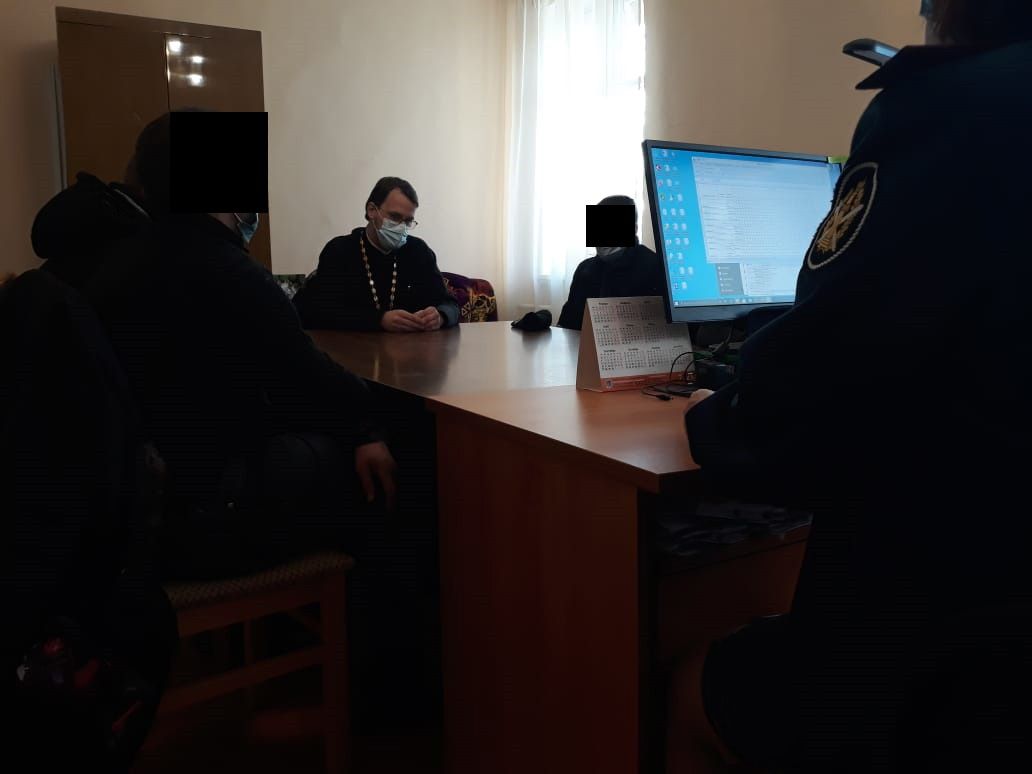 Сотрудники уголовно-исполнительной инспекции Серова организовали встречу осужденных со священником