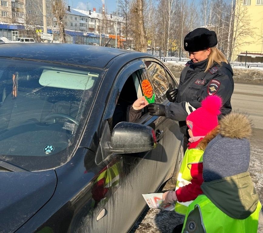Дошколята и ГАИ поздравили серовчанок с 8 Марта 