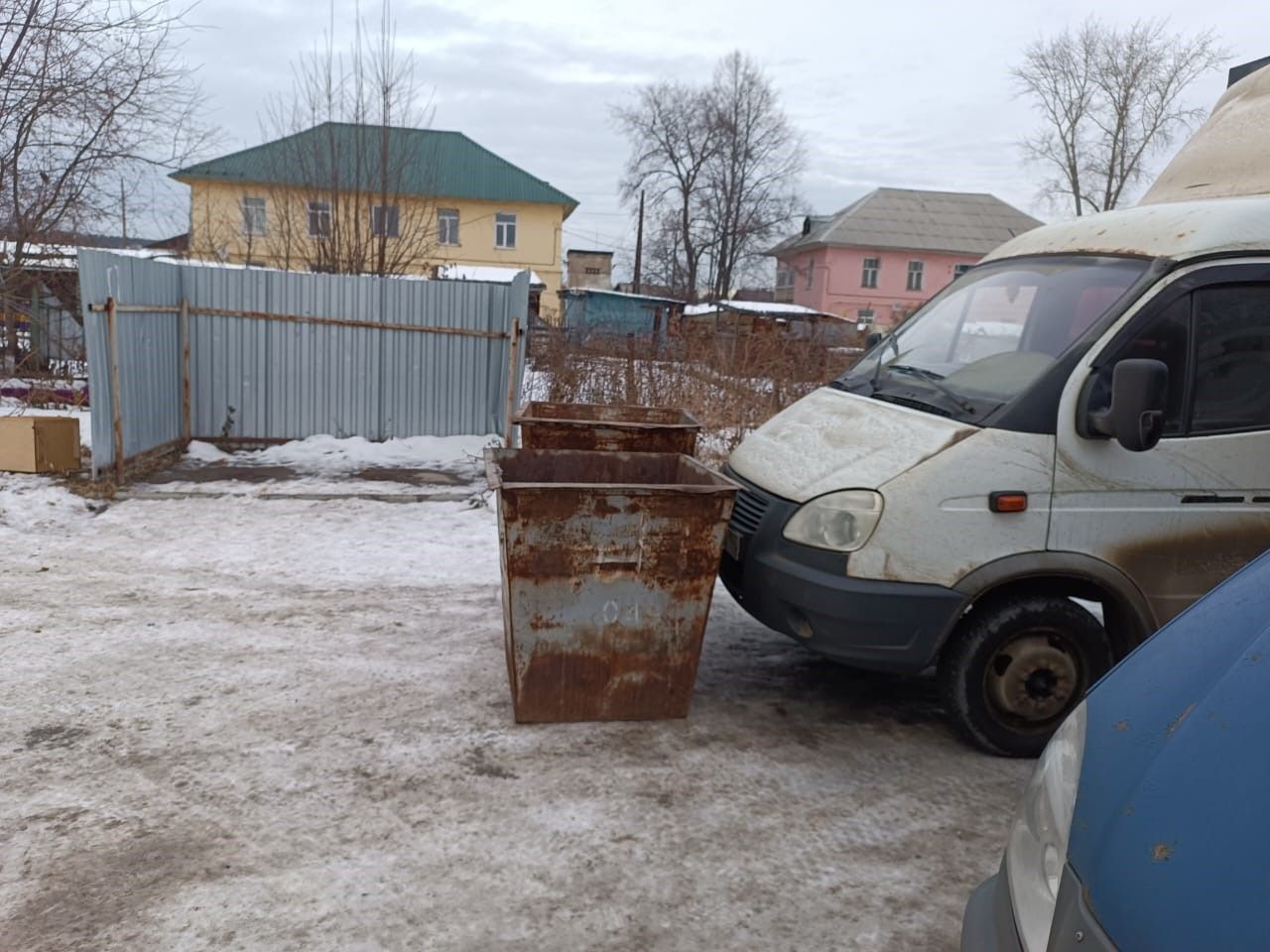 Неизвестные поставили мусорные баки перед машиной серовчанина. Водитель считает, что это “Рифей”