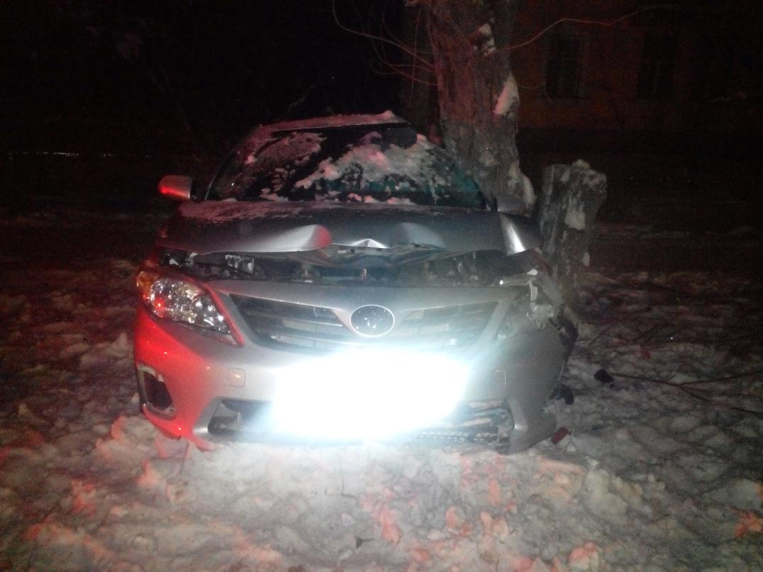 Водитель Toyota Corolla врезался в дерево на Проспекте Серова. Был нетрезв?