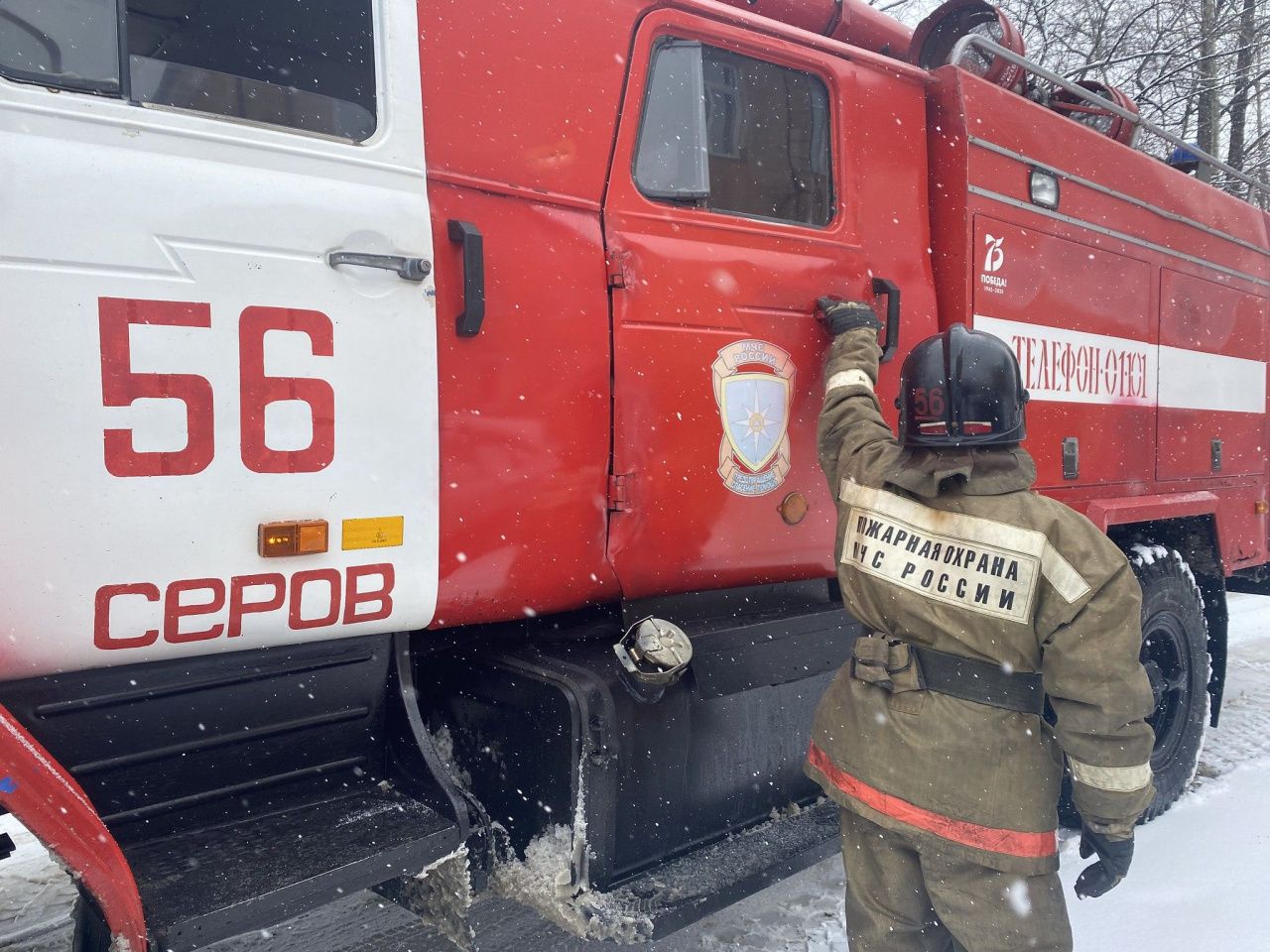 В Серове в заброшенном здании горел мусор