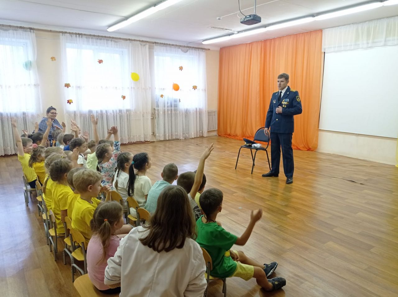 В преддверии Дня создания Госпожнадзора ветеран службы посетил детский сад «Умка» 
