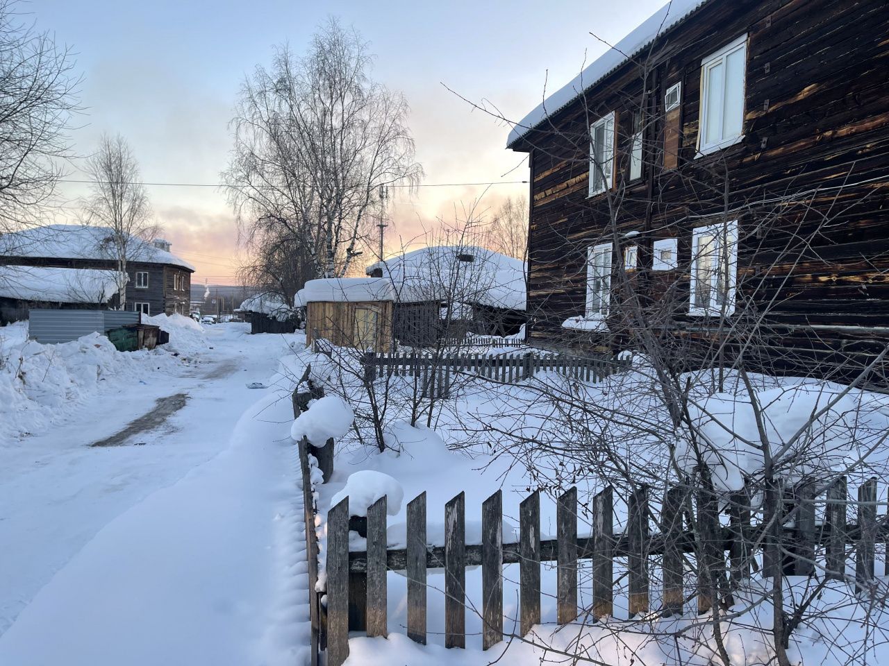 Дорогу почистили, мусор вывезли, а контейнерную площадку не прибрали 