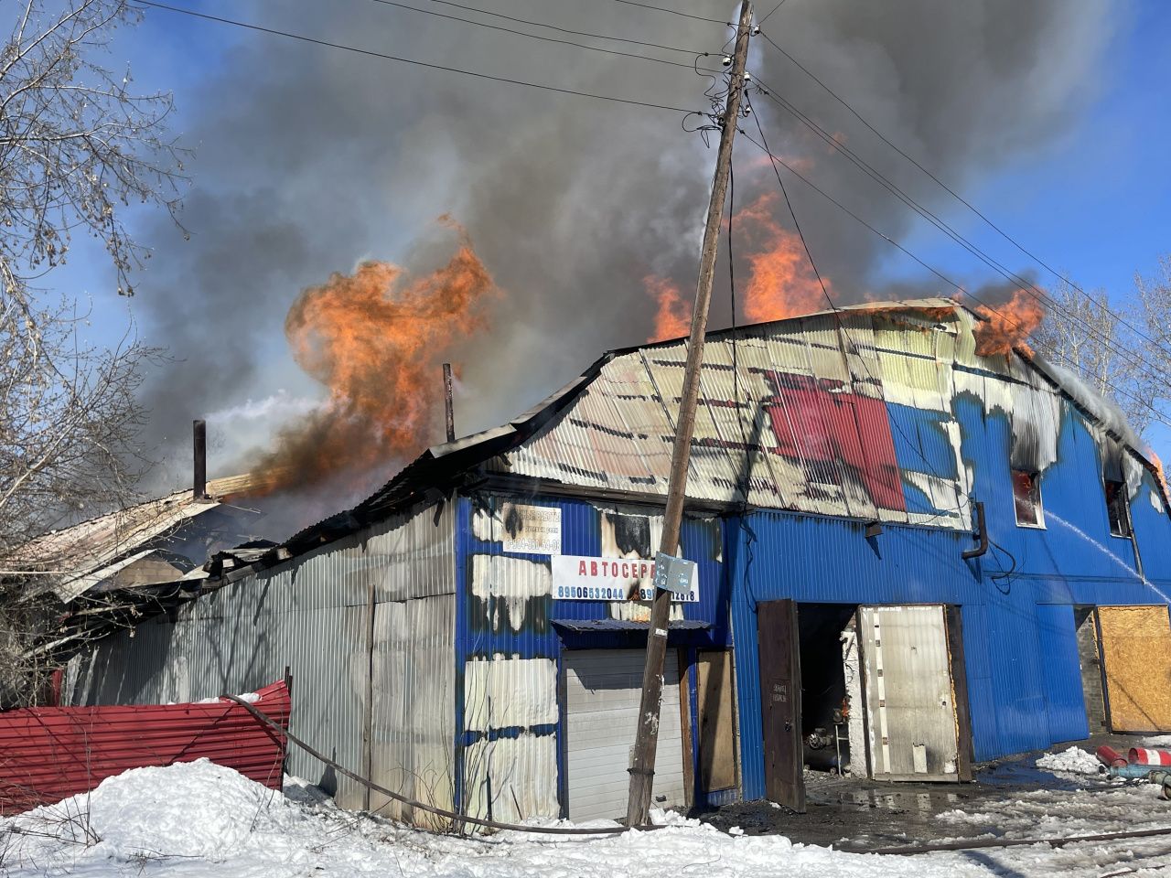 В Серове три пожарные части тушат полыхающий автосервис