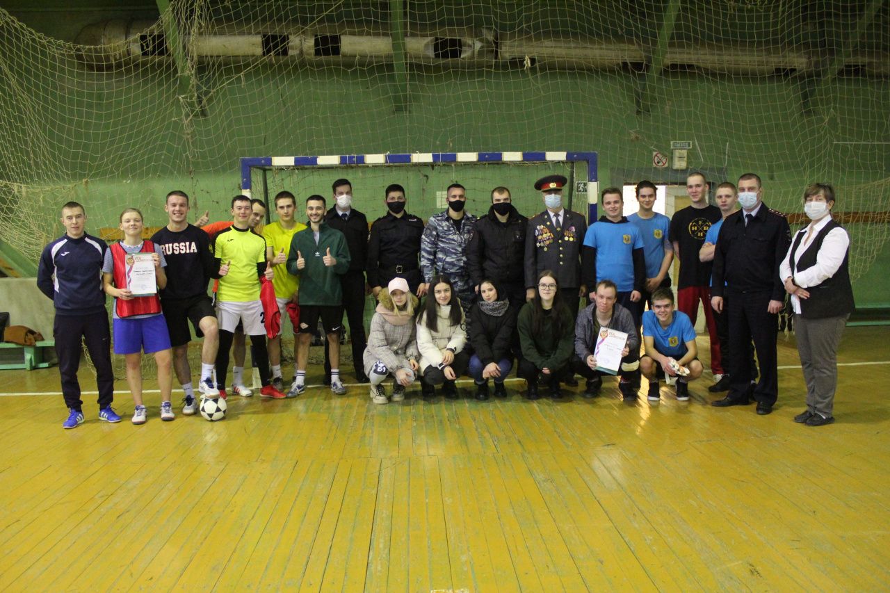 Студенты побывали на экскурсии в отделе полиции Серова и сыграли в футбол с сотрудниками