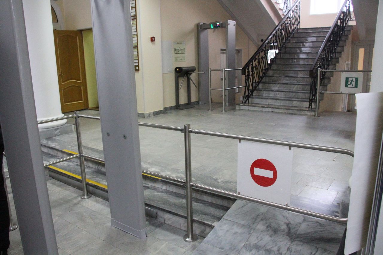 На обслуживание пропускной системы в мэрию Серова из местного бюджета выделили 278 тысяч рублей