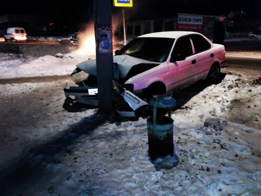 В Серове водитель "Ниссан Сани" врезался в столб на улице Фуфачева